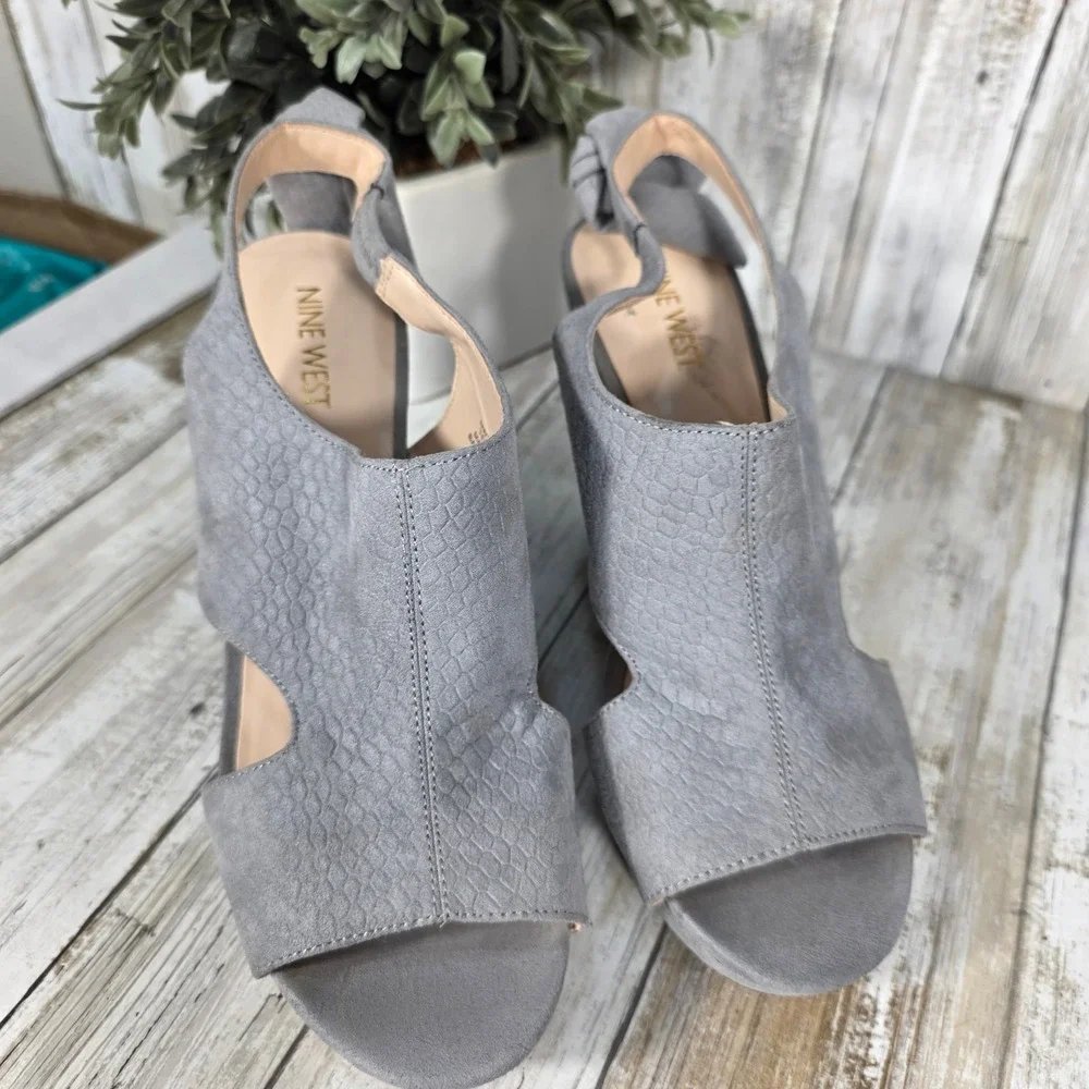 Nine West McCollum Wedge Sandal Blue Gray Faux Suede Peep Platform Slingback 8.5